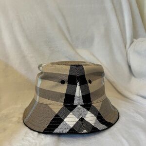 Burberry bucket hat